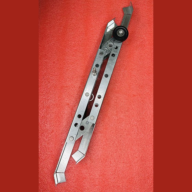 Отводка двери кабины правое открывание 1762.02.00.00 СБ МЭЛ