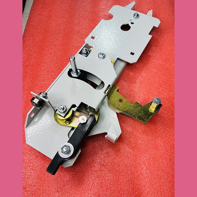 Отводка дверей кабины левое открывание 0411Е.03.10.060МП-01 Ecomaks ЩЛЗ